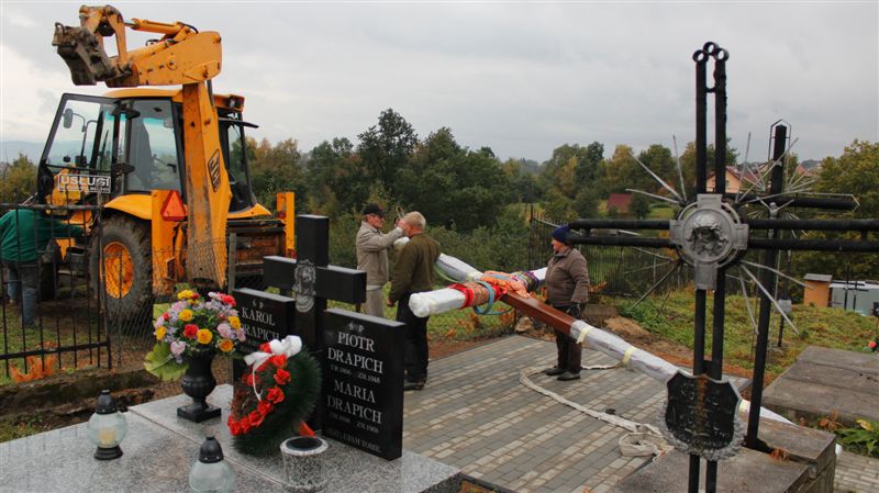 krzyz cmentarz 040